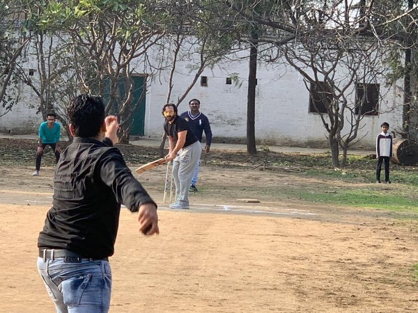 સામાન્ય લોકો સાથે ક્રિકેટ રમતા જોવા મળ્યા સૈફ