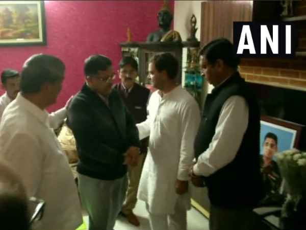 ચિત્રેશ બિષ્ટના પરિવારને મળ્યા રાહુલ ગાંધી