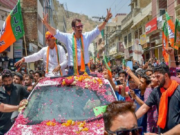 53 કરોડનો દેવાદાર છે સની