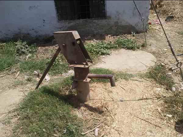 મહિલાઓ બહાર ખુલ્લામાં શૌચ કરે છે