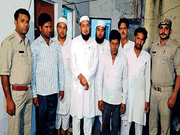 25-30 પર કેસ નોંધાયા, 7 ની ધરપકડ