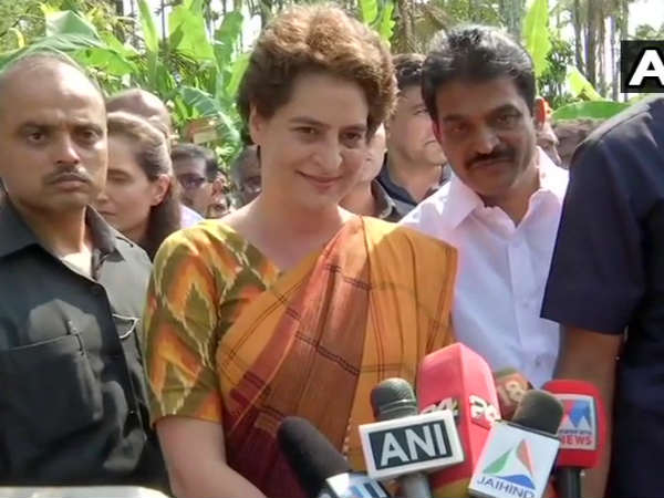 શહીદના પરિવારને મળી પ્રિયંકા ગાંધી