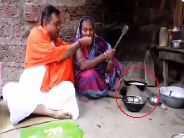 વૃદ્ધ મહિલા ચુલ્હા પર ખાવાનું બનાવી રહી છે