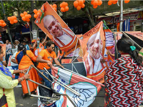 પોલિસ મૂકદર્શક બની રહી હતી