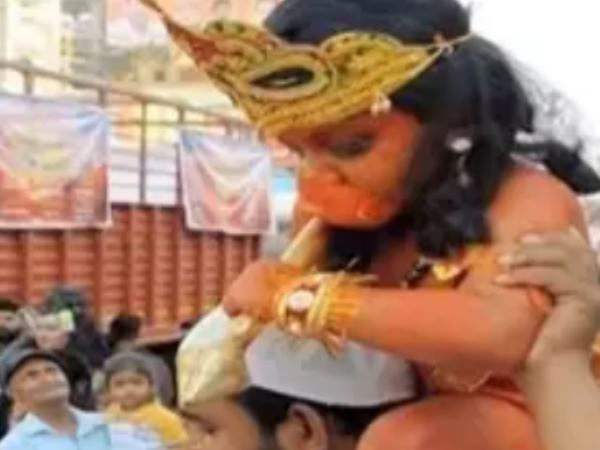 ખભા પર બાળ હનુમાન ગદા લઈને બેઠા હતા