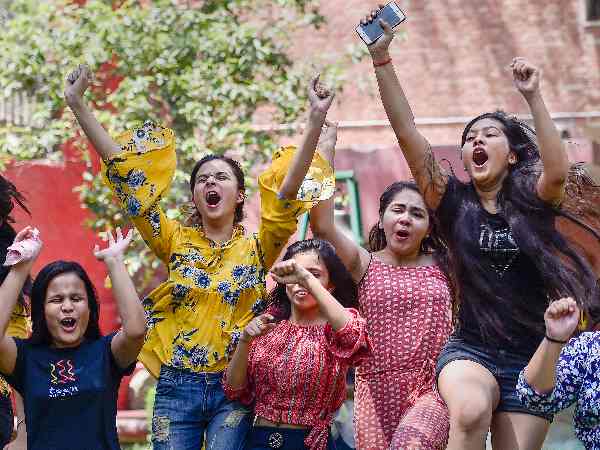 12મા ધોરણમાં ટૉપ કરનાર બંને વિદ્યાર્થિનીઓ યૂપીની