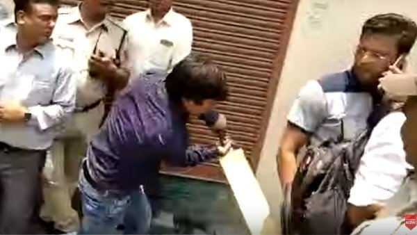 બેટથી અધિકારીની પીટાઈ