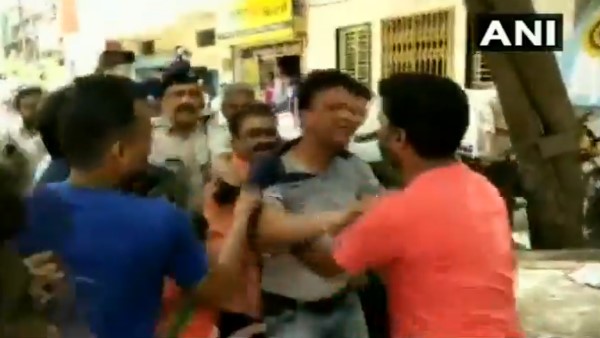 જર્જર મકાન તોડવા માટે નિગમ ટીમ પહોંચી હતી