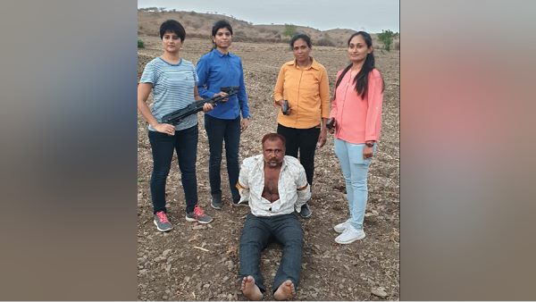 જાંબાજ મહિલાઓને જોઈને ખુશ થઇ વિદ્યાર્થીનીઓ