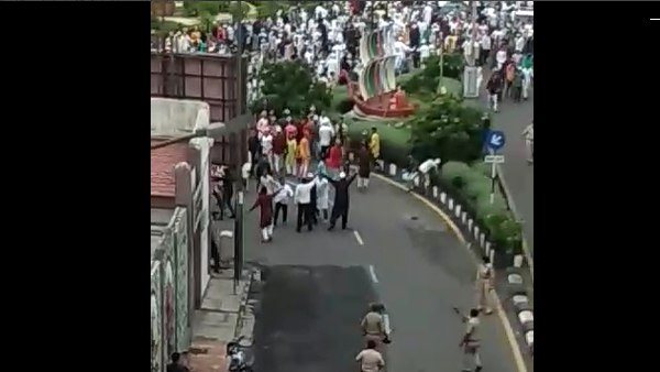 જુલૂસમાં સામેલ લોકો મંજૂરી વિના આગળ વધ્યા