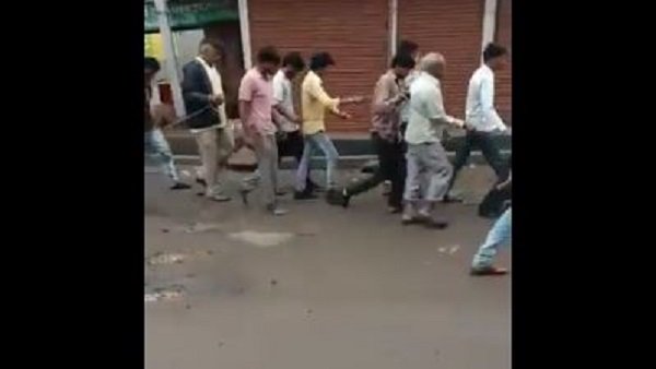 24 લોકોની દોરડાથી બાંધીને પીટાઈ