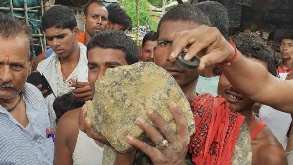 મોટા આવાઝ સાથે જયારે પિંડ ખેતરમાં પડ્યું