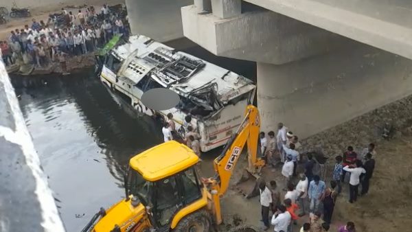 ડિવાઈડર પાર કરીને નાળામાં બસ પડી