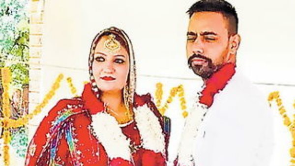 હિન્દૂ રીતિ રિવાજ સાથે લગ્ન કર્યા