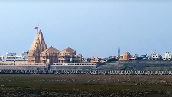 વલ્લભભાઇ પટેલ, રાણી અહિલ્યાબાઈની પ્રતિમાઓ પણ સ્થાપિત