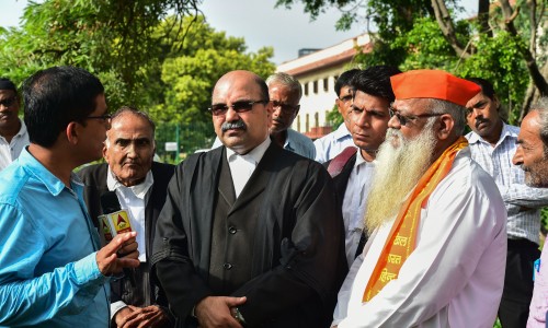 કોઈને કોઈ બહાને લંબાઈ રહ્યો છે કેસ
