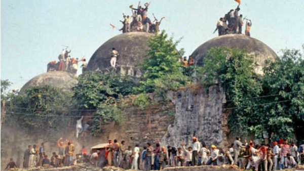 હિંદુઓ બહાર રામ ચબૂતરા પર પૂજા કરતા હતા