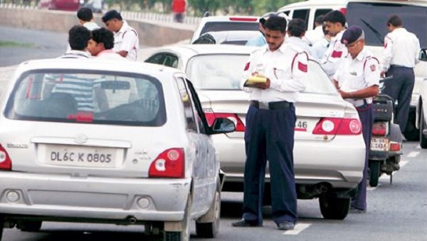 દિલ્હી ટ્રાફિક પોલીસના સિપાહીની કાર હતી