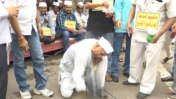 પોલીસ લોકોને હેરાન કરે છે