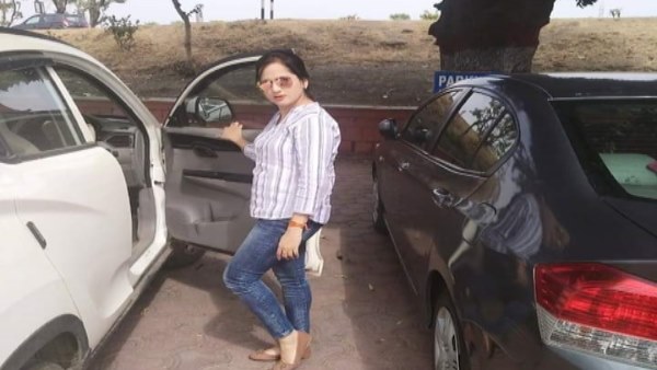 આંખોમાં પહેરતી વાદળી લેન્સ