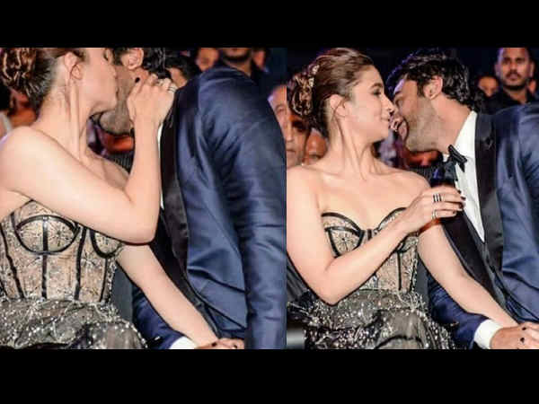 દેખાય છે સાથે સાથે