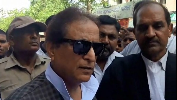 તજીન ફાતિમા માટે રેલી સંબોધિત કરી