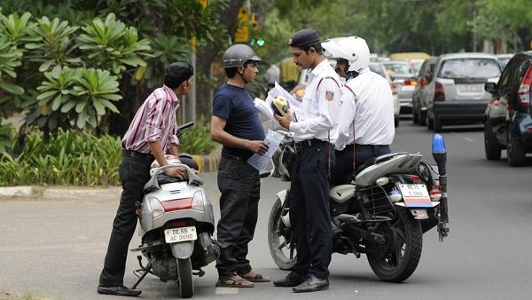 રોંગ સાઈડ પર જતા ચાલકોને સીધા કર્યા