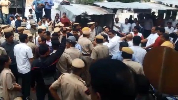 આઈપીએસની પિસ્ટલ પણ ગાયબ