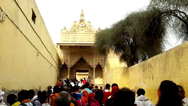રાધા-કૃષ્ણને બેસવા માટે સજાવાય છે પલંગ