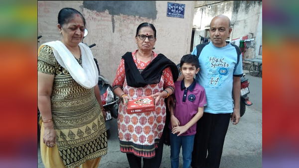 પાર્સલ દ્વારા પ્રસાદ મોકલાવે છે ભક્ત