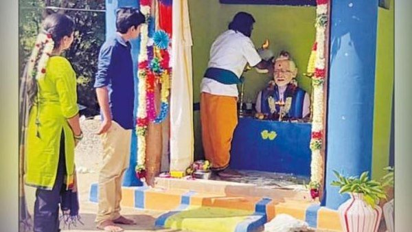 મોદી ઉપરાંત ઘણા નેતાઓના ફોટા લગાવ્યા
