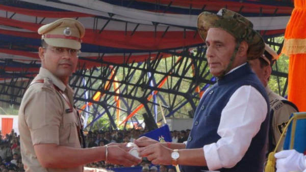 પત્ની પણ CRPFમાં અને પિતા રિટાયર સૈનિક