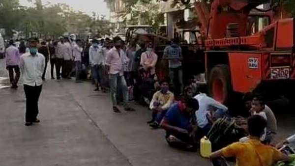 મહિલાઓ બાળકો રસ્તા પર રહેવા મજબૂર