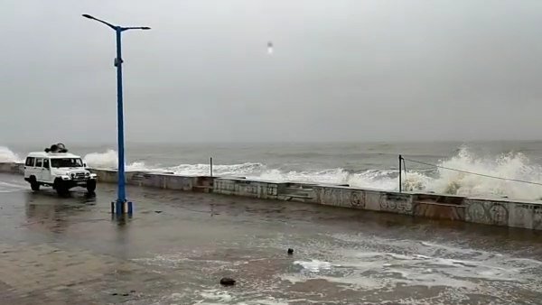 પશ્ચિમ બંગાળની ધરતીથી ટકરાયુ તોફાન