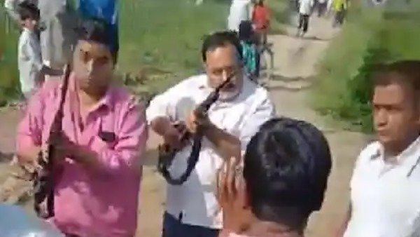 મનરેગાથી બની રહેલ રસ્તાનો રિપોર્ટ લેવા ગયા હતા સપા નેતા