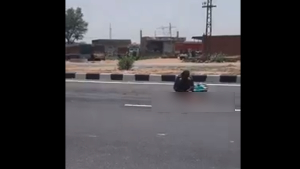 રસ્તા પર જાનવર ખાઈ રહ્યો હતો આ યુવક