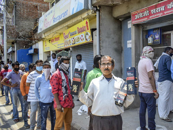 દારૂ માટે મહિલાઓ પણ લાઈનમાં ઉભી રહી