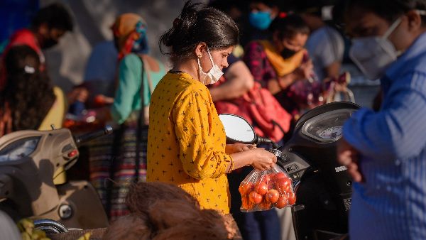 ધીમે ધીમે સાર્વજનિક ગતિવિધિઓને વધારવી પડશે
