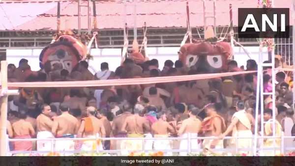 સેવકોએ દેવ પ્રતિમાઓની આસપાસ ભીડ કરી