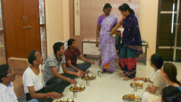 કોઈ આસન પર બેસીને જ ભોજન કરો