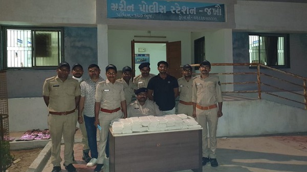 ચરસના પેકેટ ઝડપાયાં