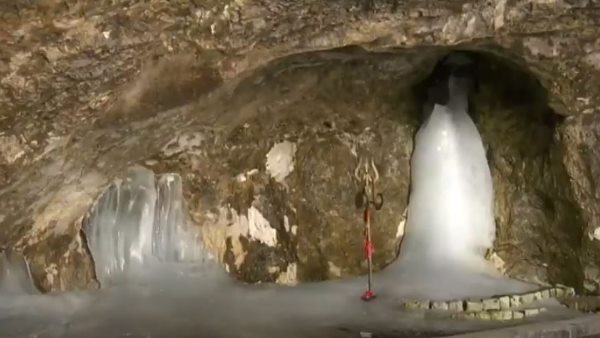 આ લોકોએ કરી બર્ફાની બાબાની આરતી