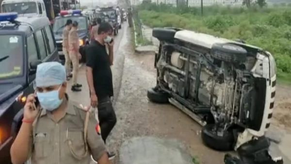 બધા હોસ્પિટલે ગયા, પોતાની ગાડીમાં જ મોકલ્યા