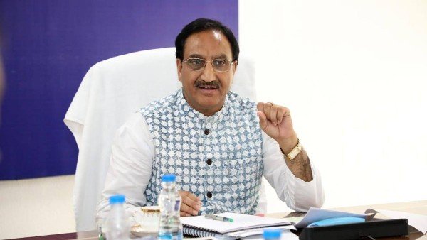 અમે છાત્રો અને માતાપિતાના સતત દબાણમાં છીએ