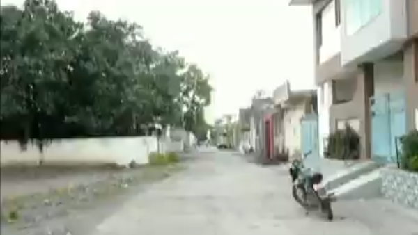 બે-ત્રણ લોકો જ શહેરથી સામાન લાવે છે