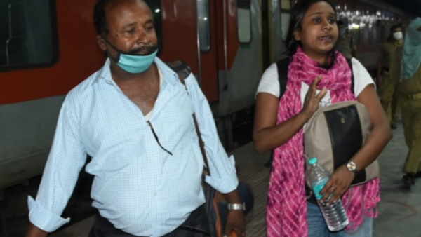 અનન્યાએ ટ્રેનથી જવાની જીદ પકડી લીધી