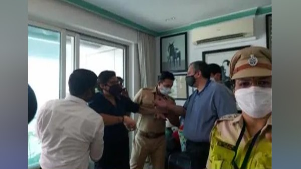 અન્વય નાયક અને તેની માતાએ આત્મહત્યા કરી