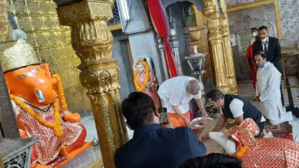 જયપુરના મોતી ડુંગરી ગણેશ મંદિરે પૂજા-અર્ચના કરી હતી