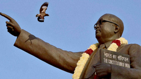 આંબેડકર હિંદુ મહાર જાતિના હતા જેઓ અછૂત ગણાતા