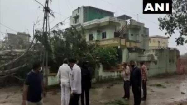 વિજળીના 700 થાંભલા પડ્યા